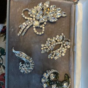 Costume vintage glitz. 7 pins and 2 pair clip on earrings from the 20-30’s.